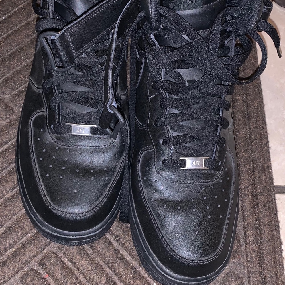 Midtop black Nike Air Force 1